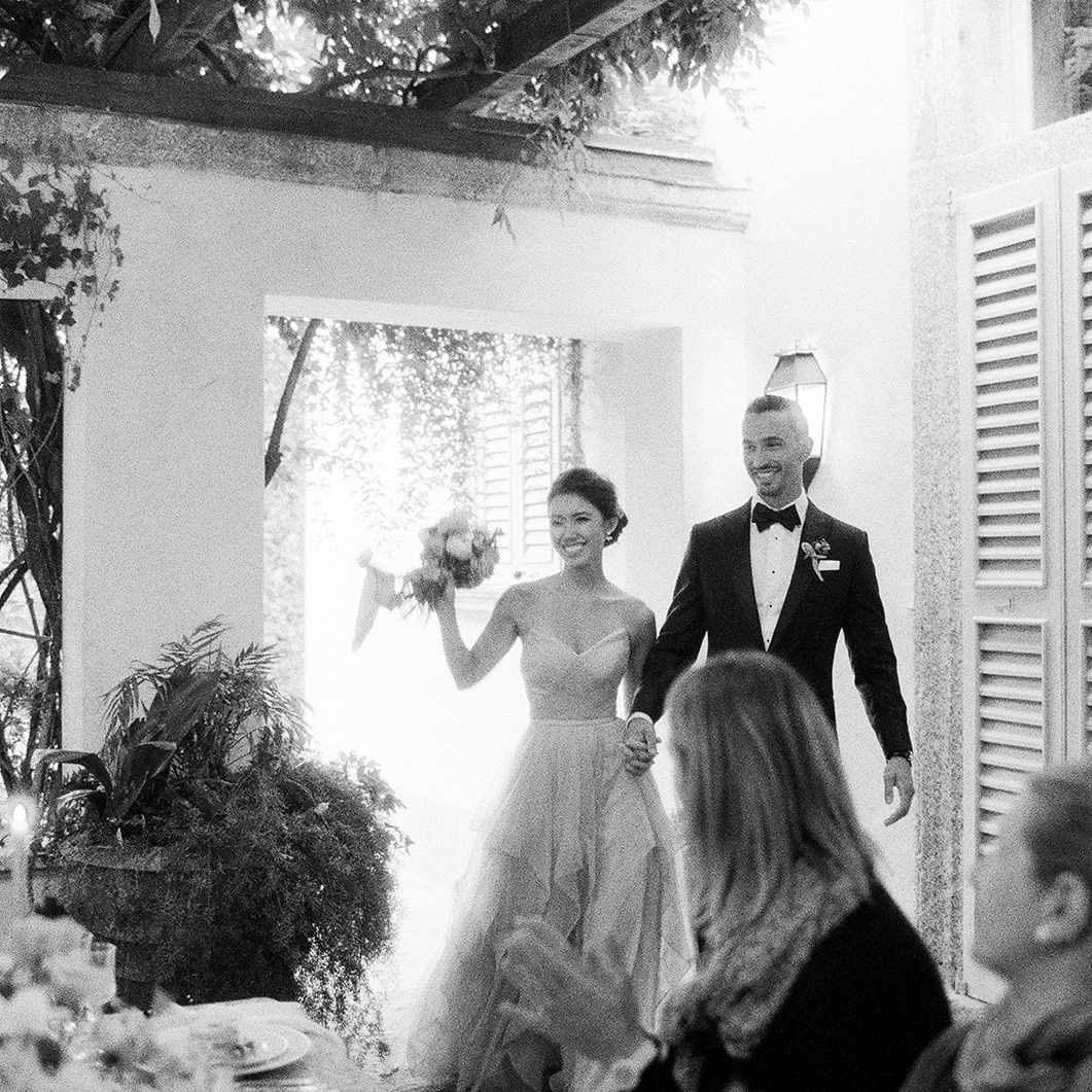 新娘和新郎进入接待