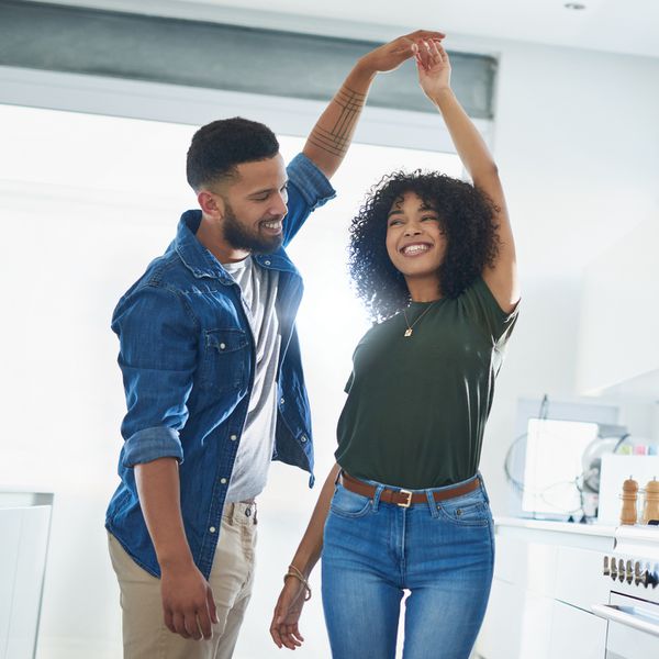 夫妇在厨房里跳舞