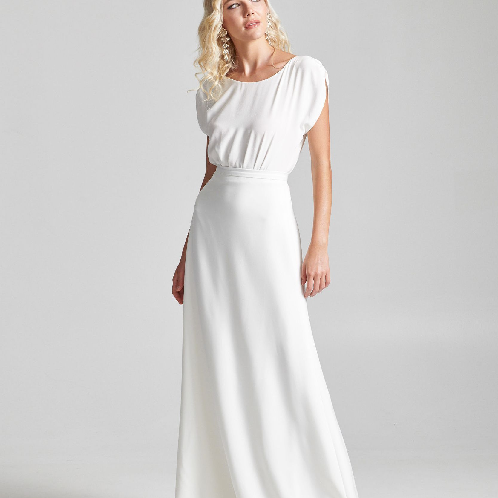 模特穿着短袖上衣和拖地裙