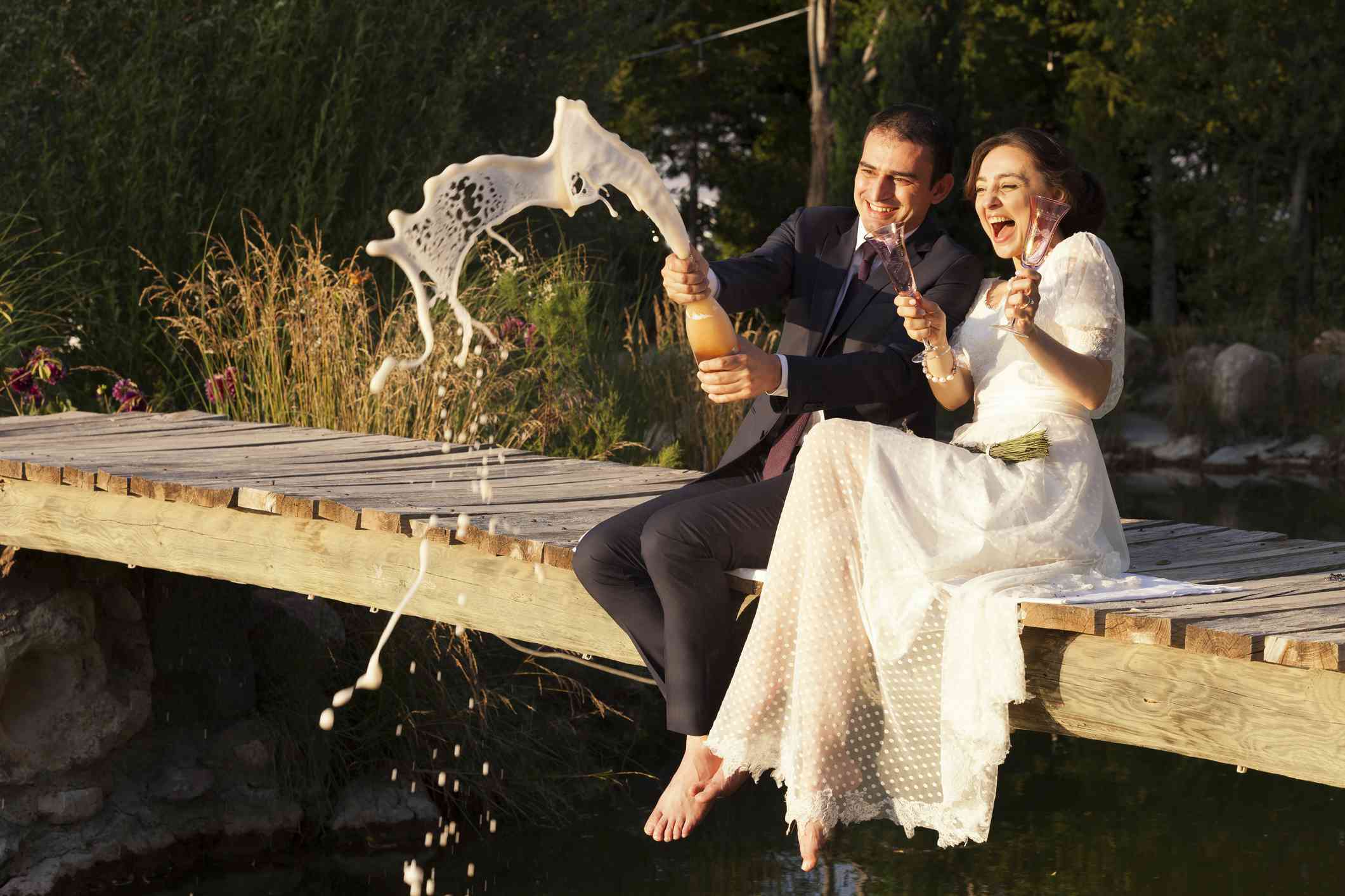 新娘和新郎香槟酒