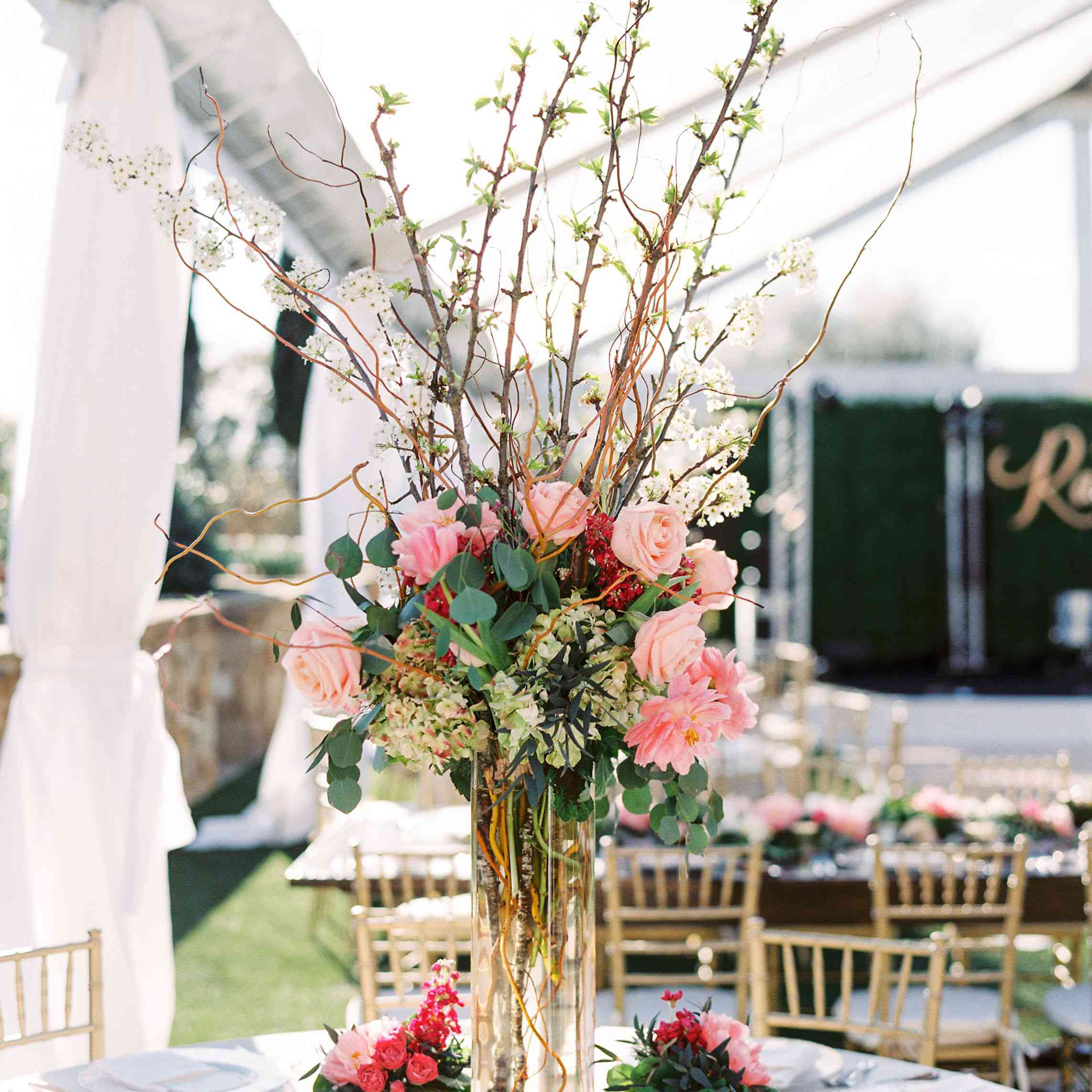 有树枝的婚礼中心装饰品