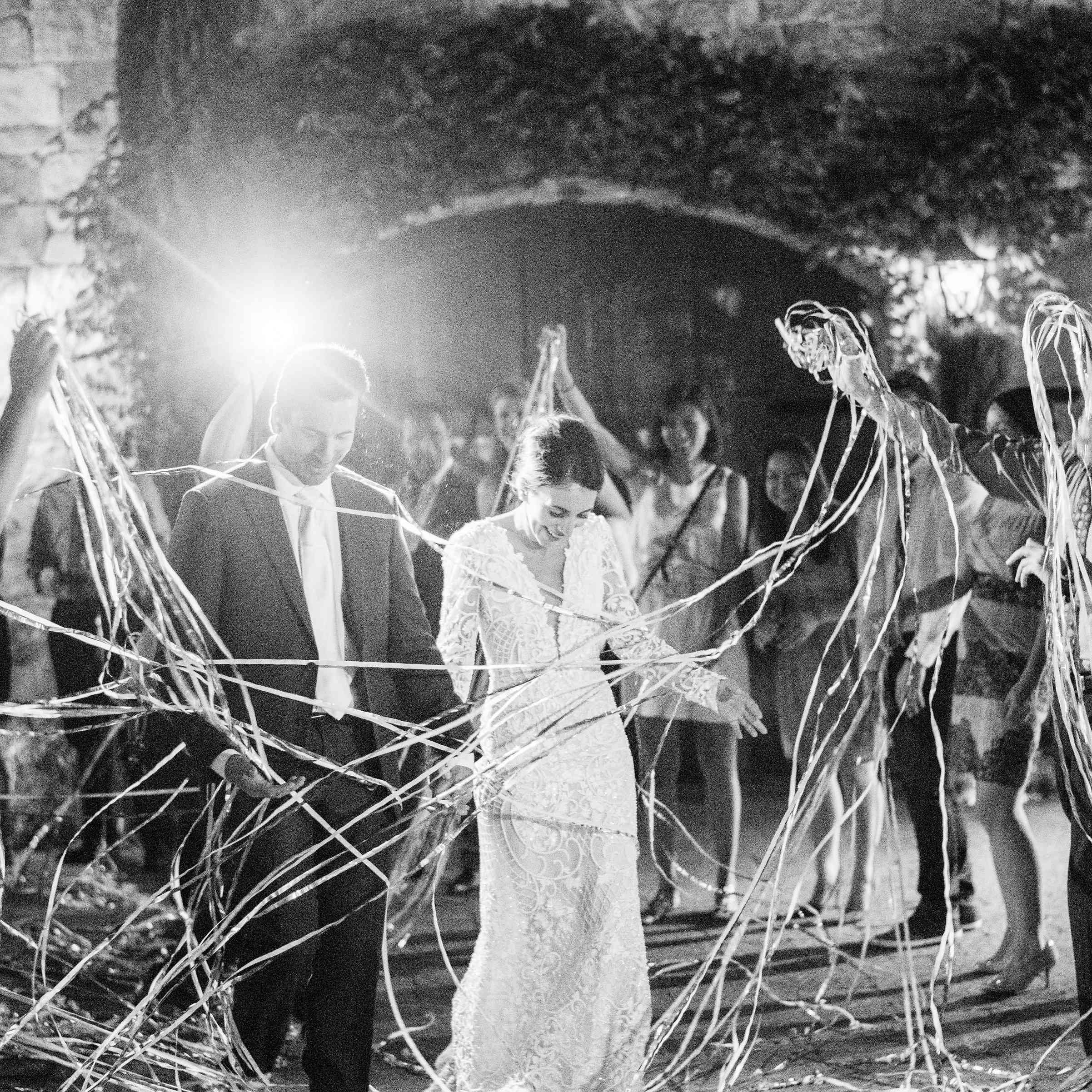 新娘和新郎彩带