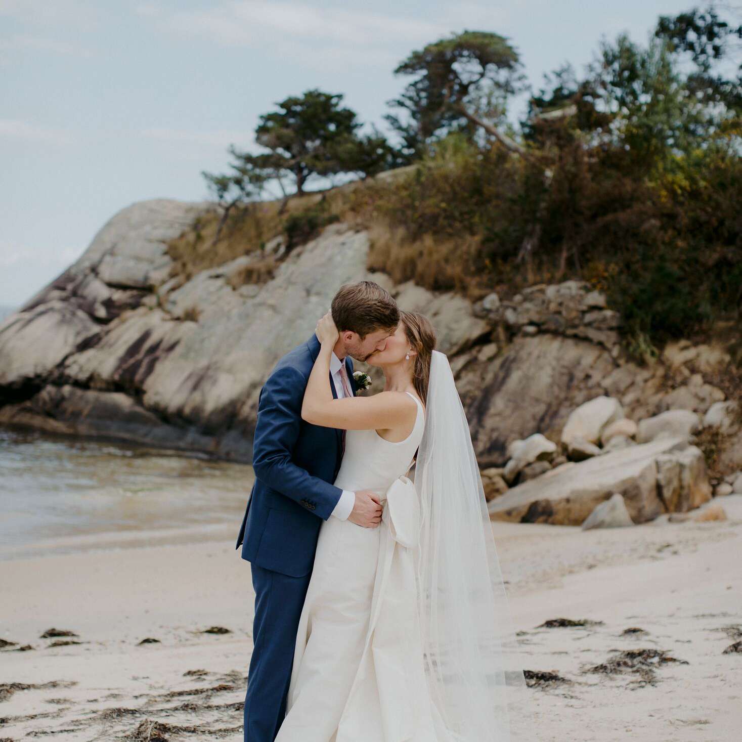 亲吻在海滩的夫妇