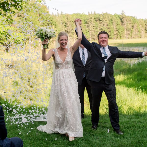 新婚夫妇手牵着手