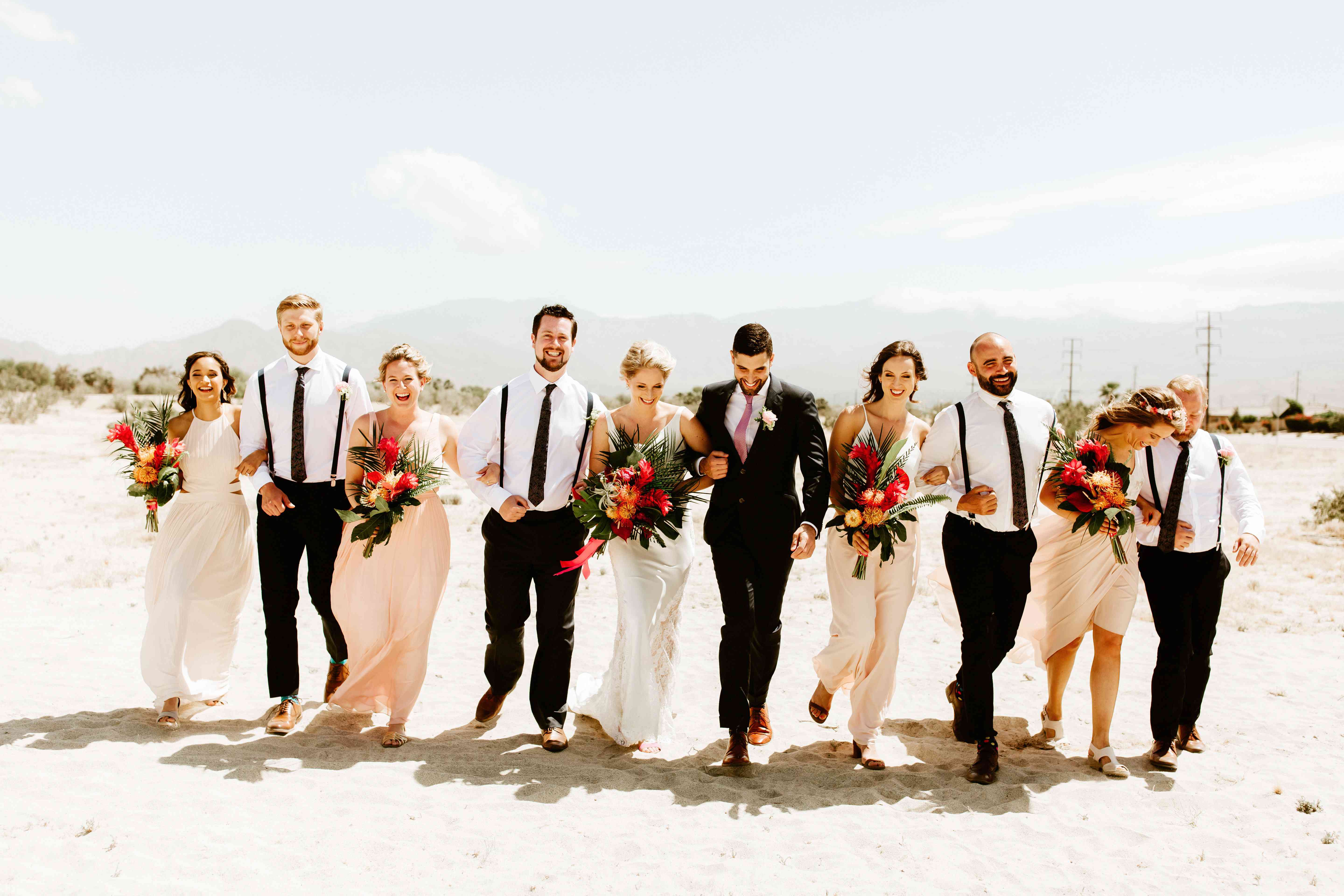 新娘党在沙滩上