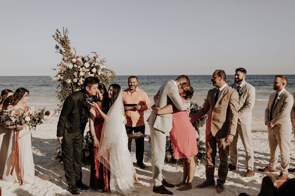 凯蒂和达斯汀在婚礼上拥抱了他们的亲戚