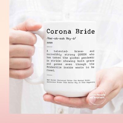 拿着杯子的妇女