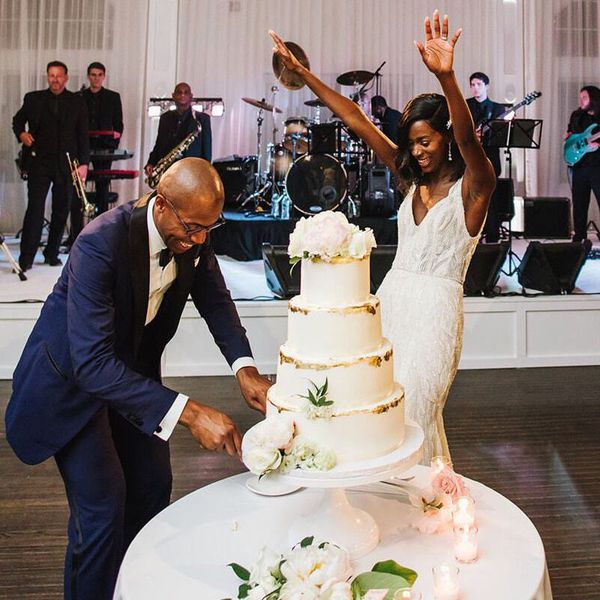 新娘和新郎切口蛋糕