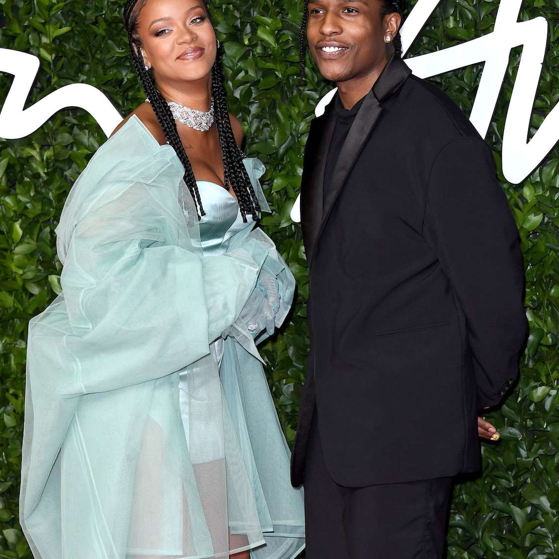 蕾哈娜在薄荷的绿色迷你连衣裙中微笑，靠近一个$ ap岩石旁边的纯粹推翻了