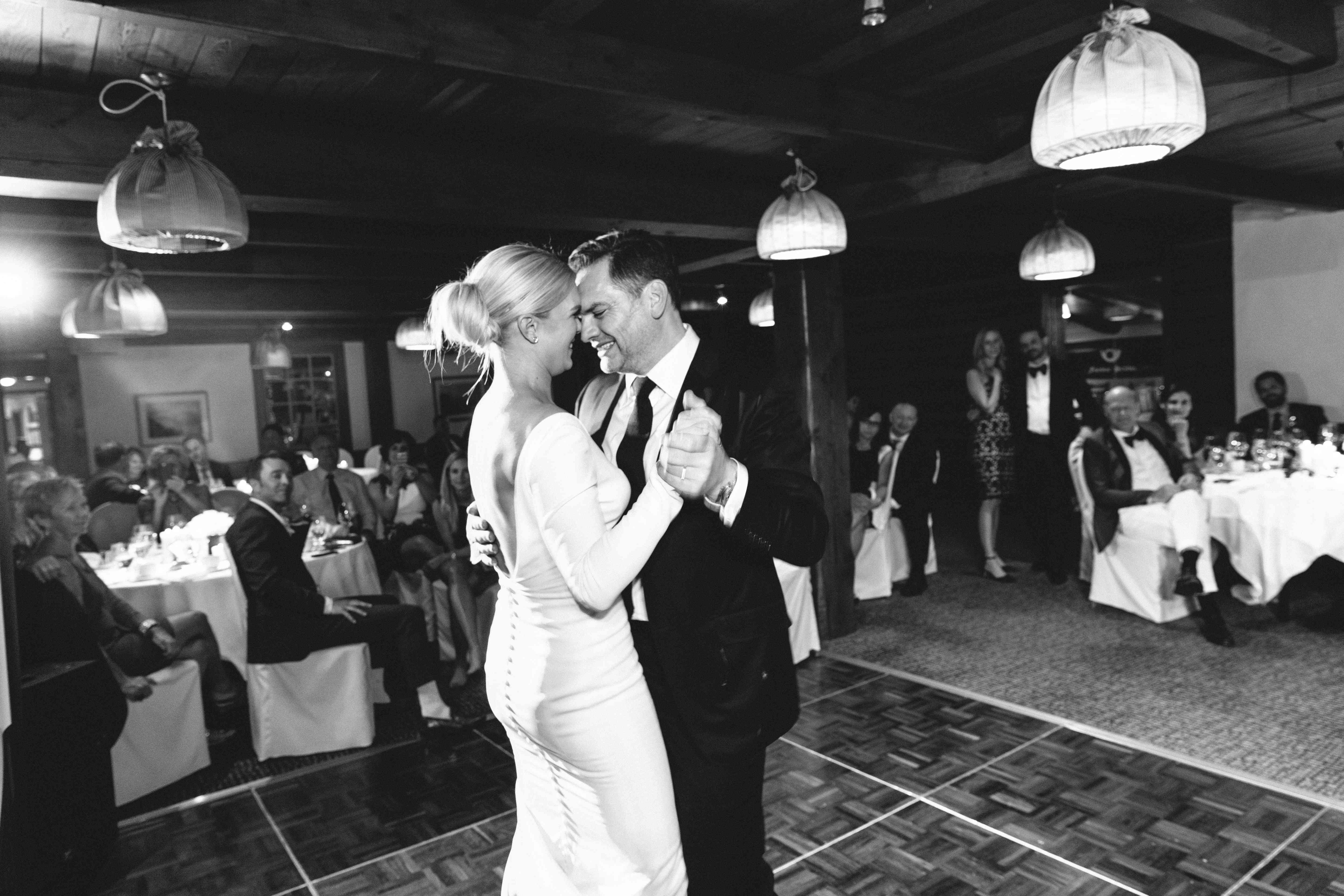 新娘和新郎先跳黑白舞