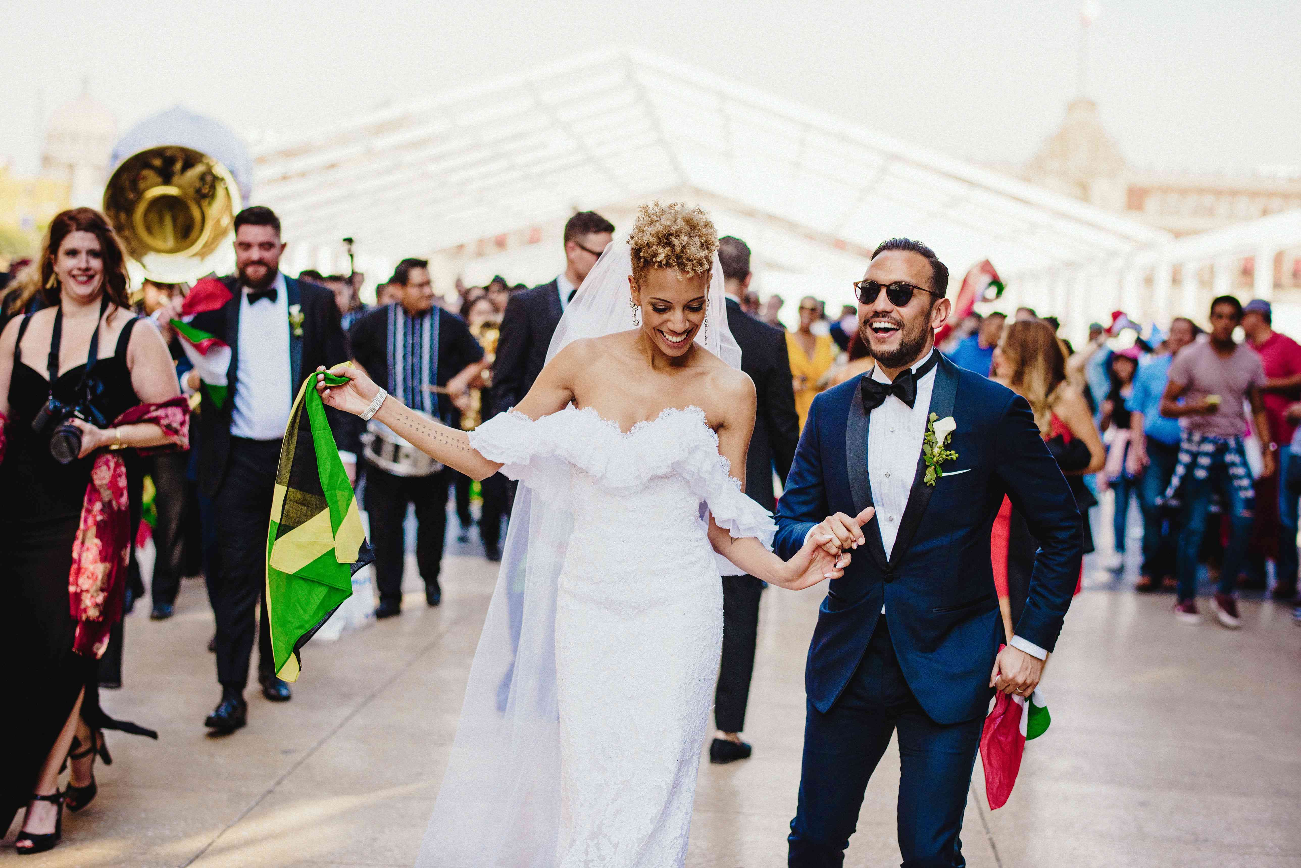 新娘和新郎在游行中跳舞