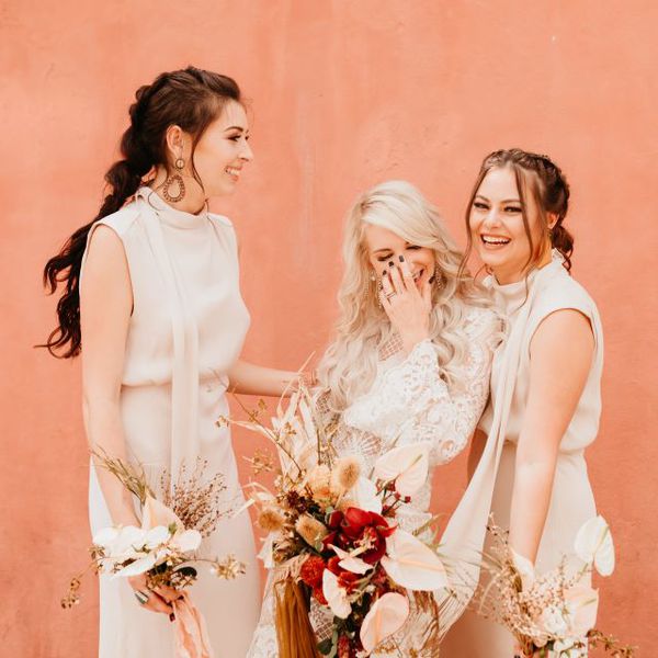 新娘有两个伴娘