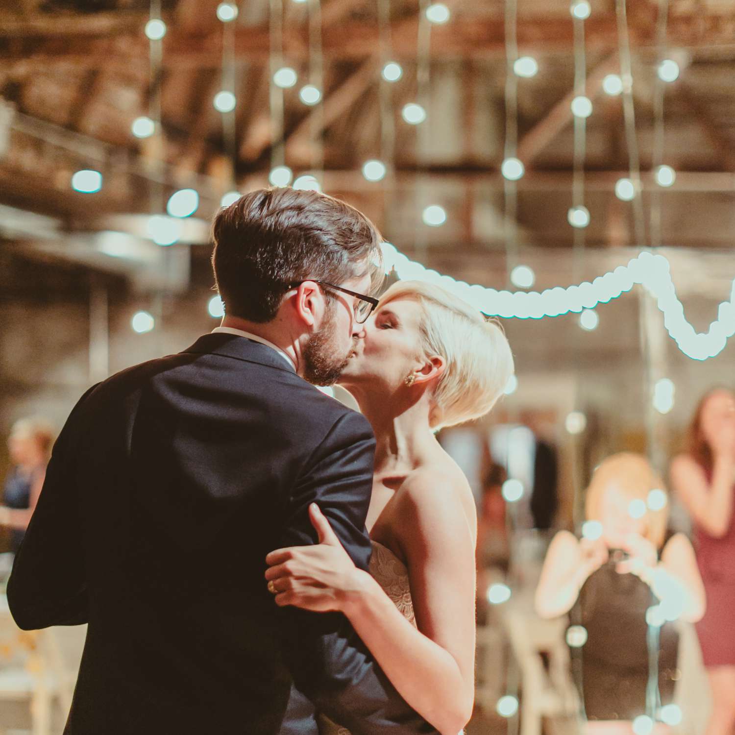 新郎新娘在灯光前接吻