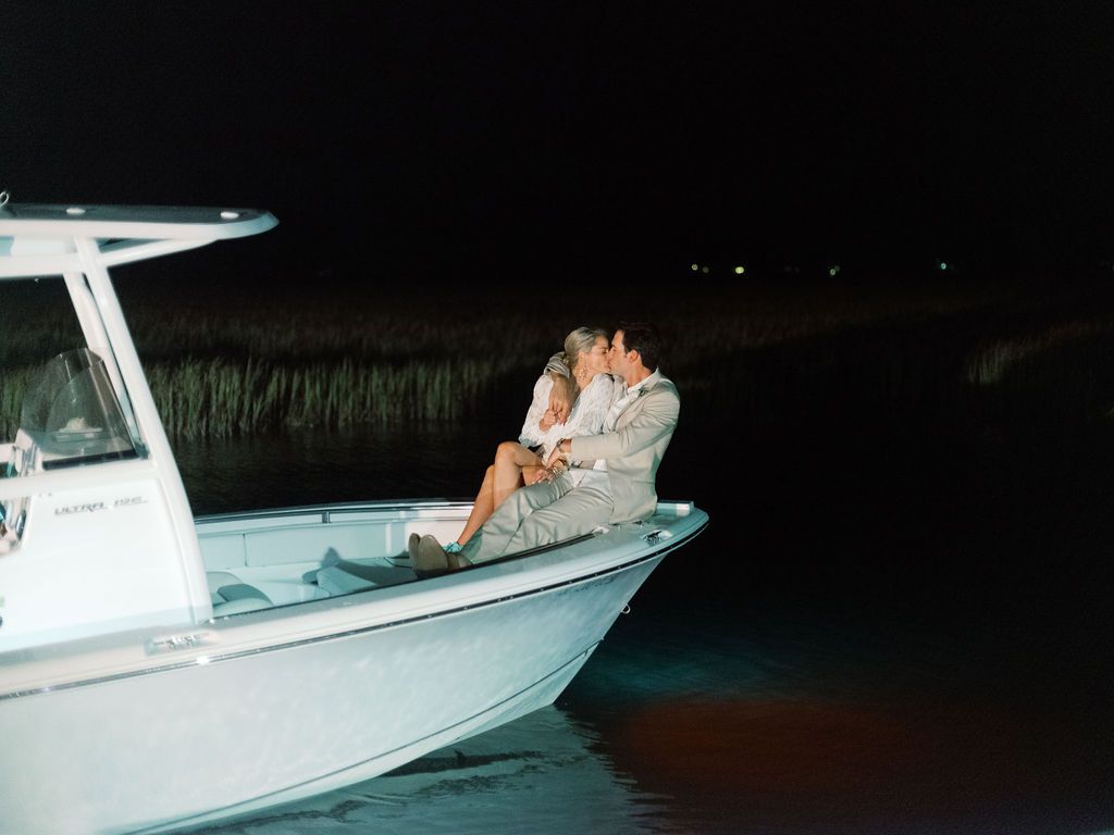 船上的情侣”class=