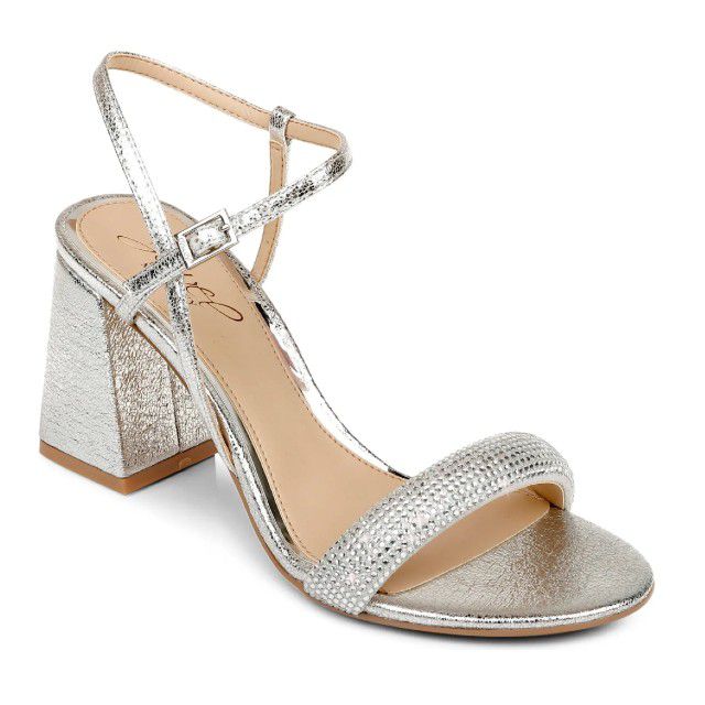 银色闪光的高跟鞋