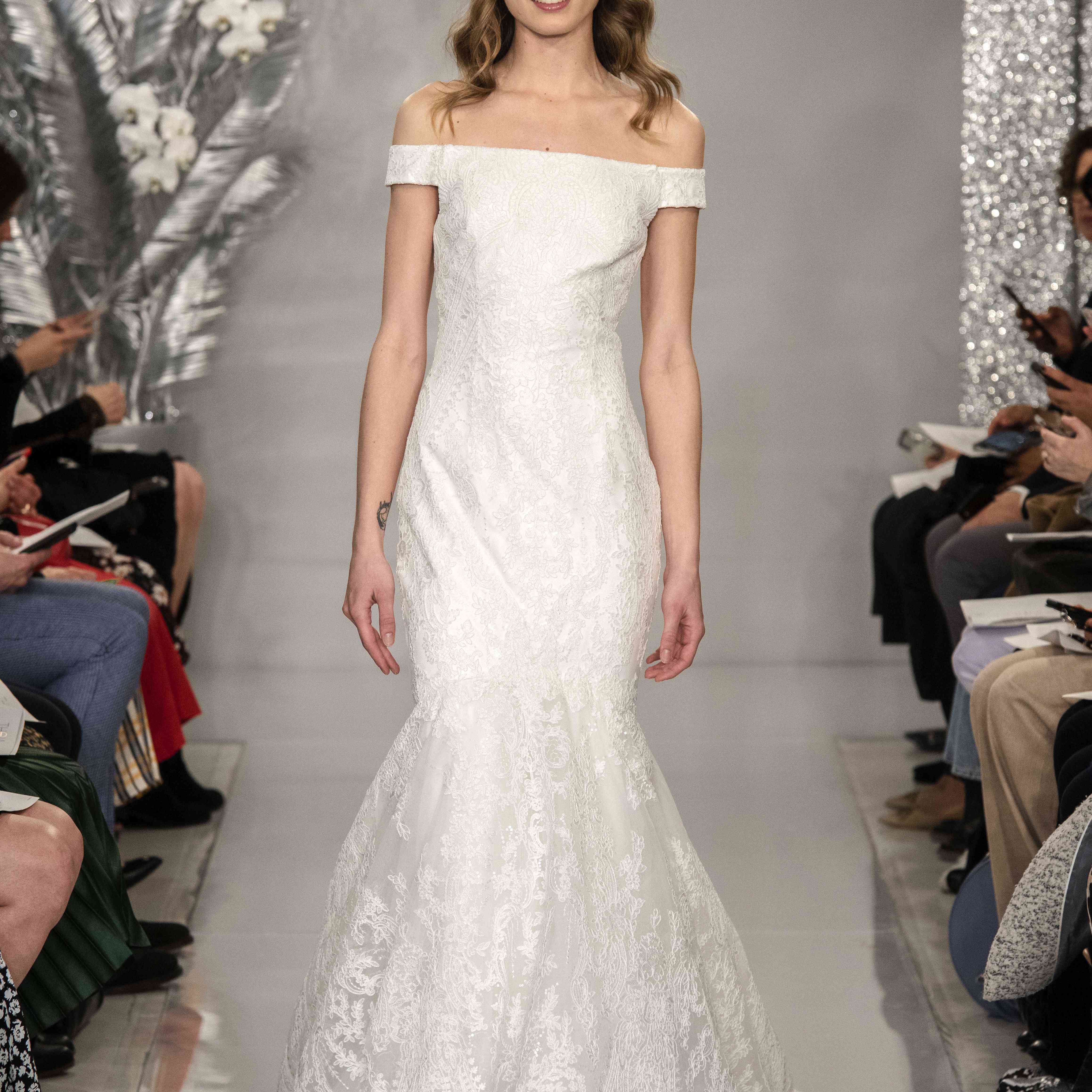 模型在跑道上露肩蕾丝美人鱼礼服