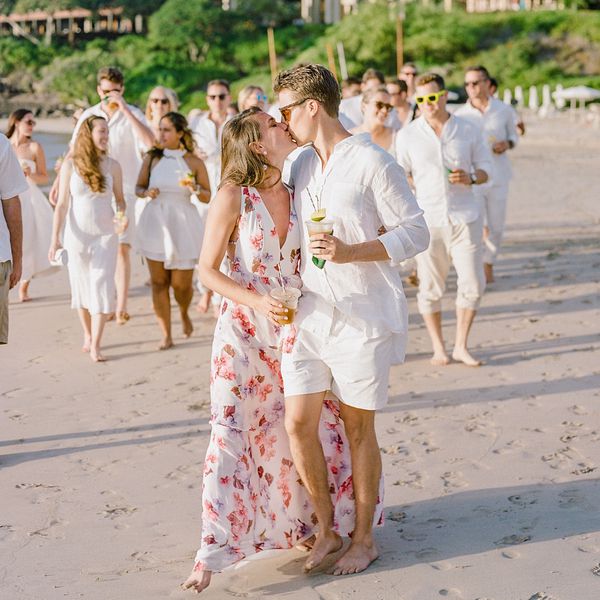 情侣在沙滩上接吻