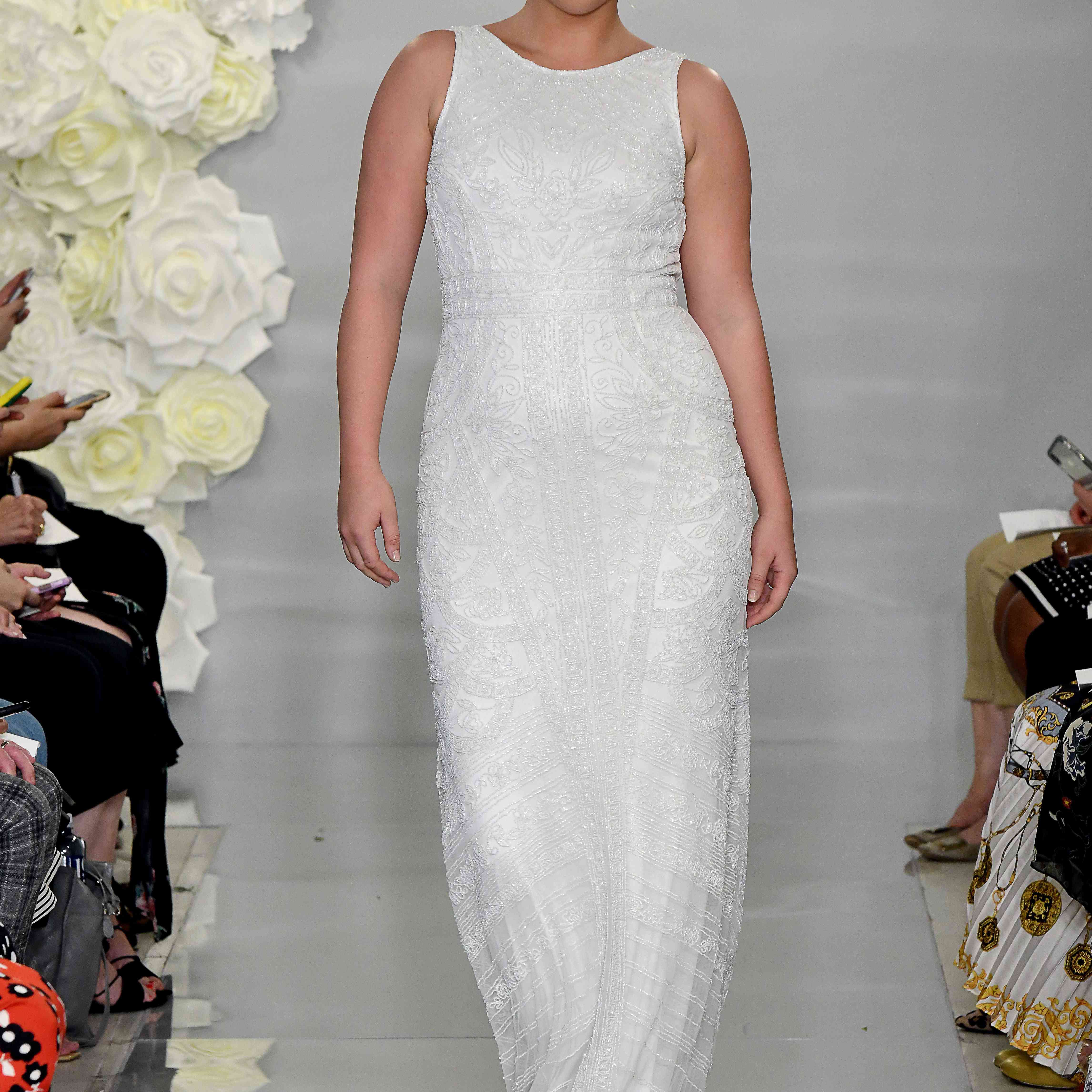 模型在跑道上无袖bead-embroidered礼服