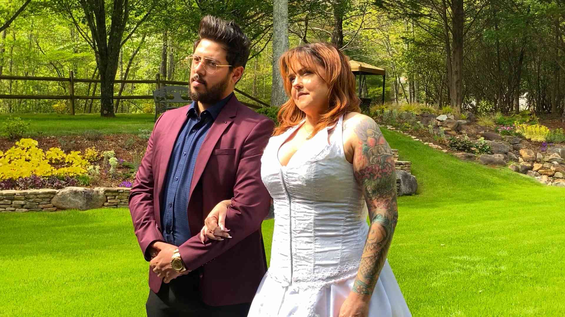 90天Fiancé明星齐德·哈基米和丽贝卡·帕罗特在他们的婚礼上手挽手