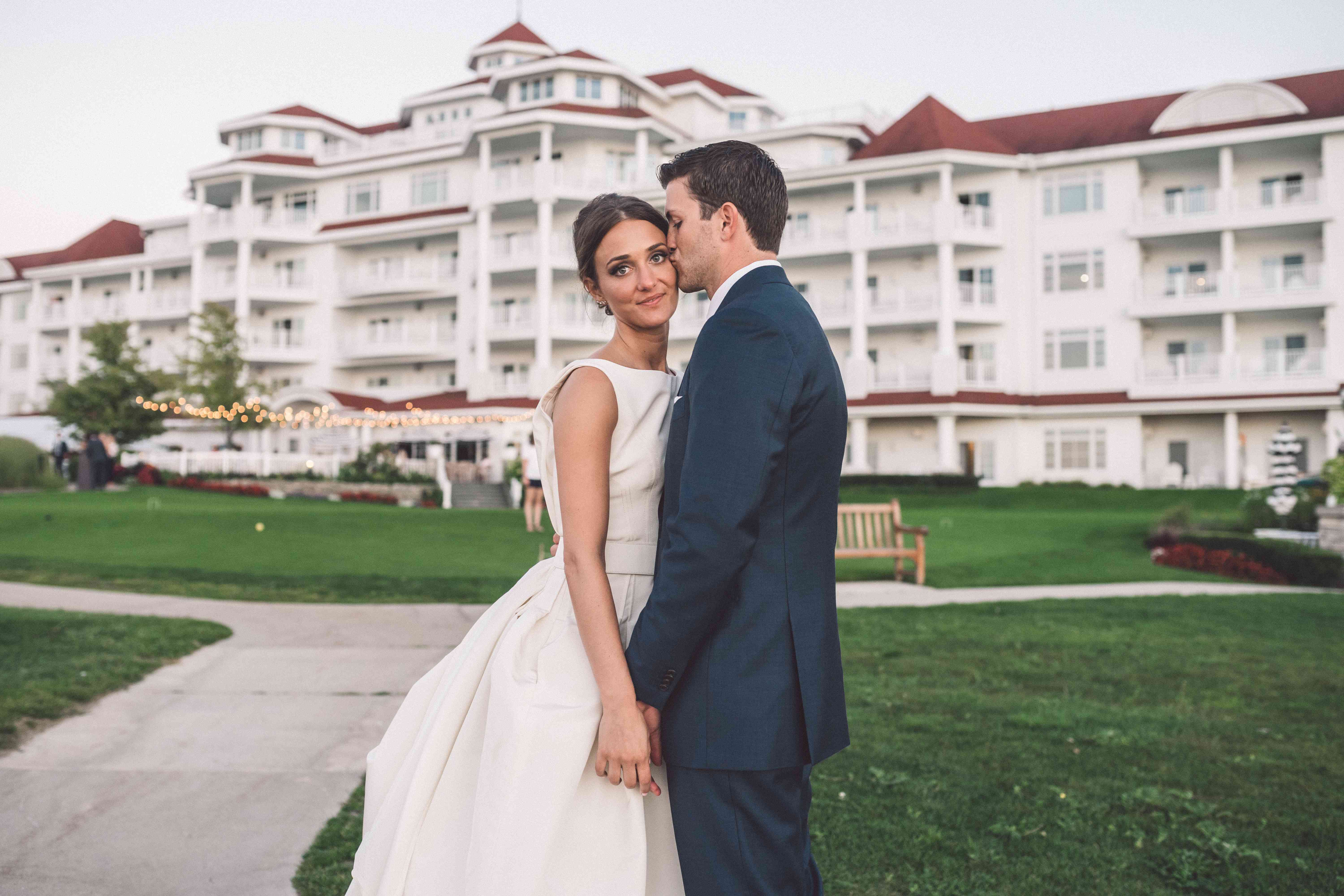 新郎新娘在酒店外