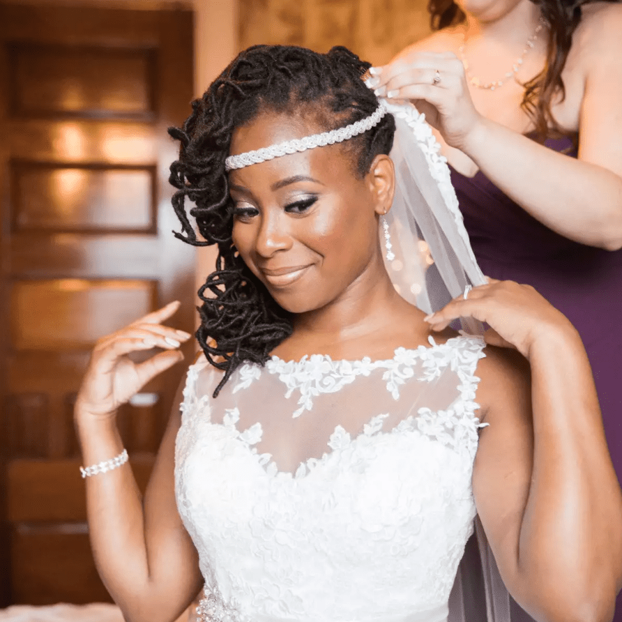 有准备好在婚礼之日的圆盘的新娘