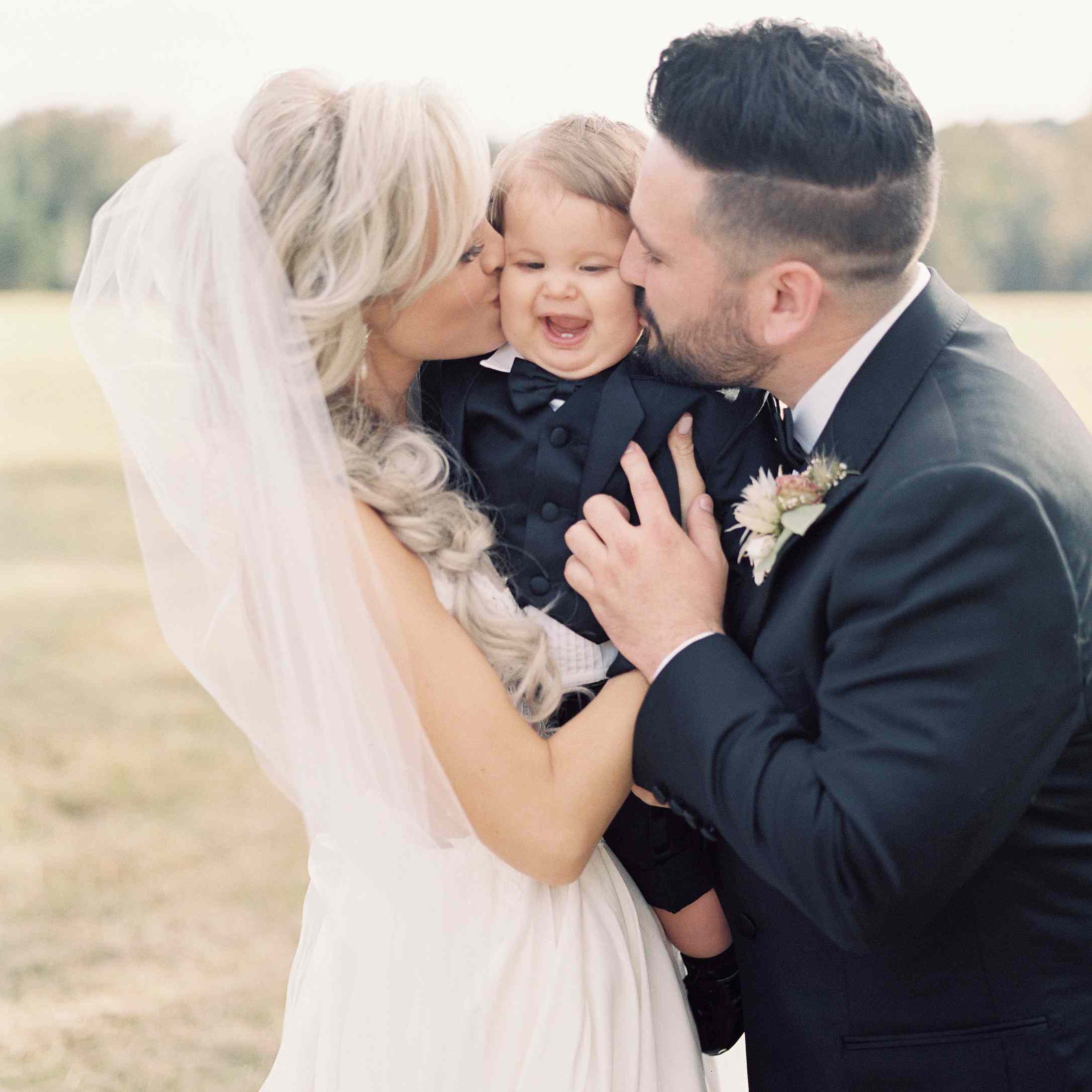 <p>新娘和新郎亲吻婴儿</p><br><br>