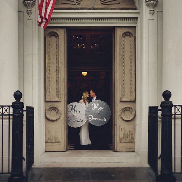 新娘和新郎门口