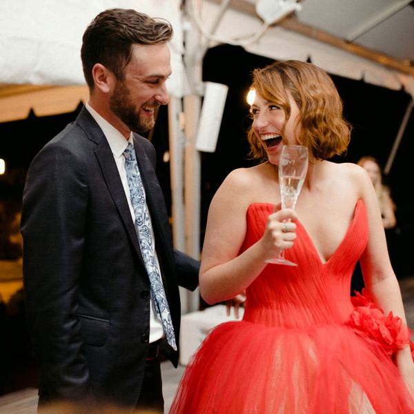 新婚新娘和新郎，红色连衣裙的新娘