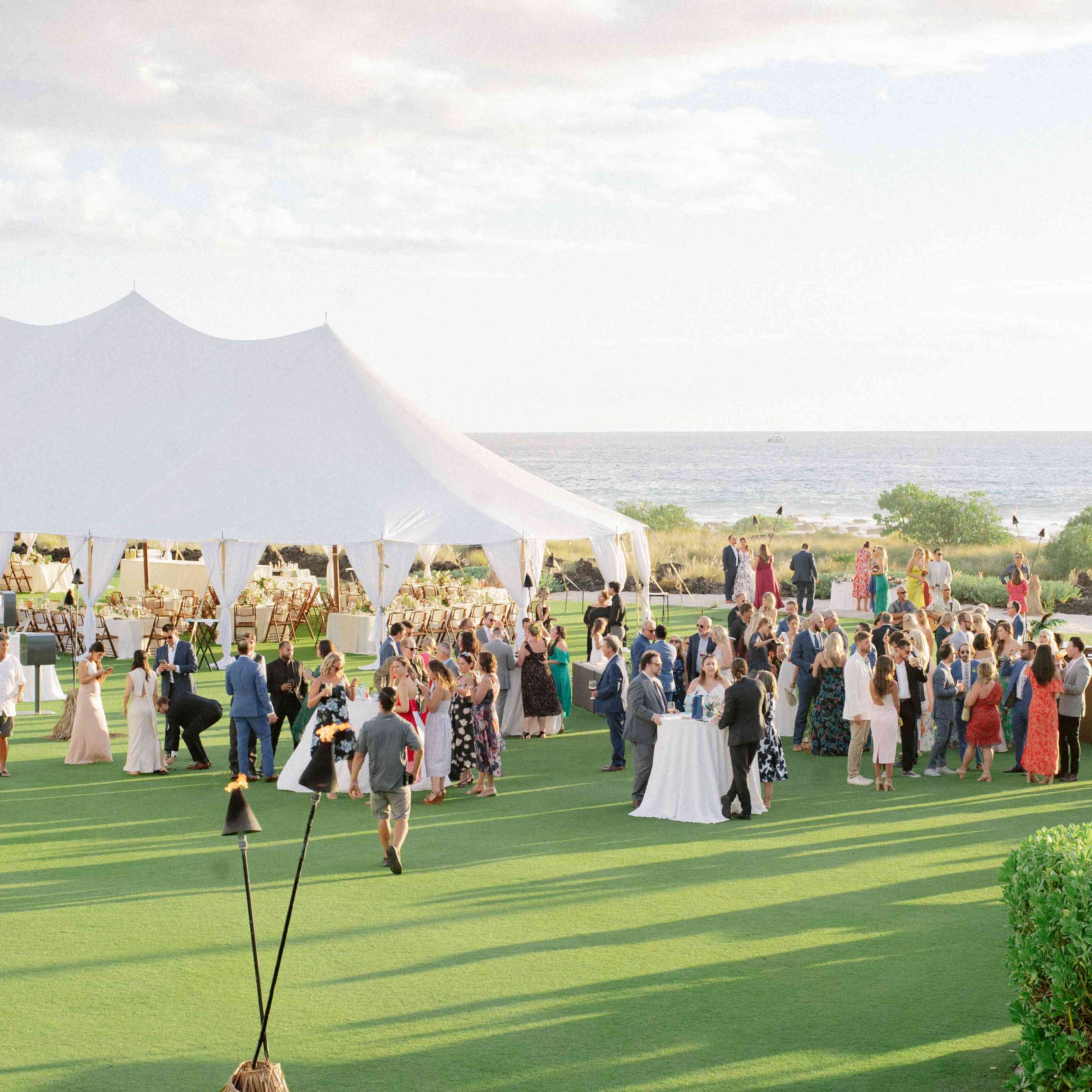 客人在鸡尾酒会时刻混在一起