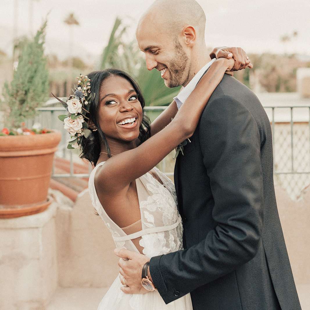 新娘和新郎拥抱