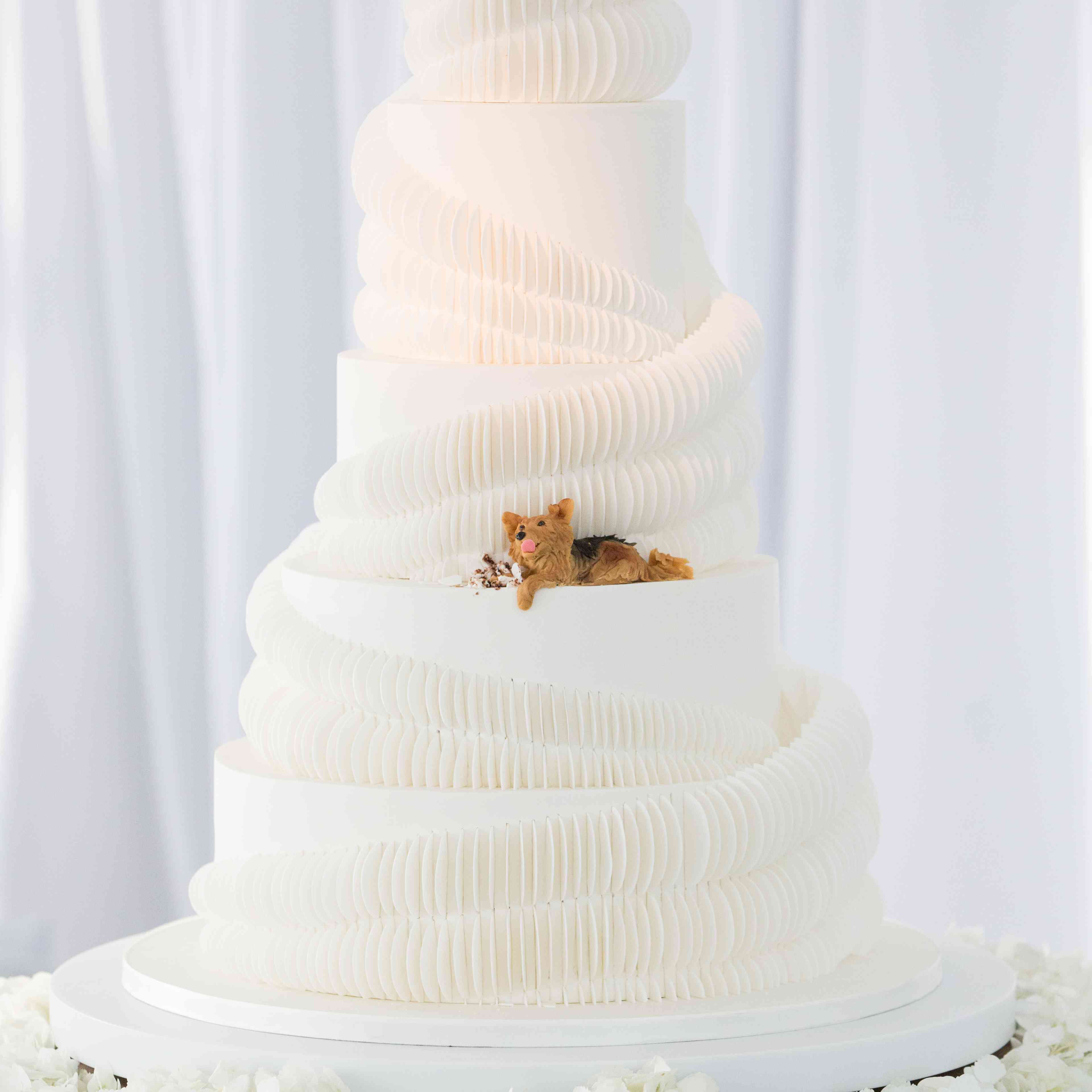 有狗装饰的婚礼蛋糕