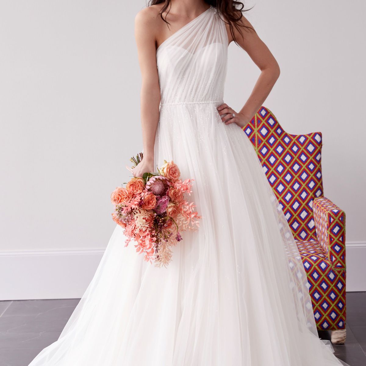 在肩上薄纱球长的模型