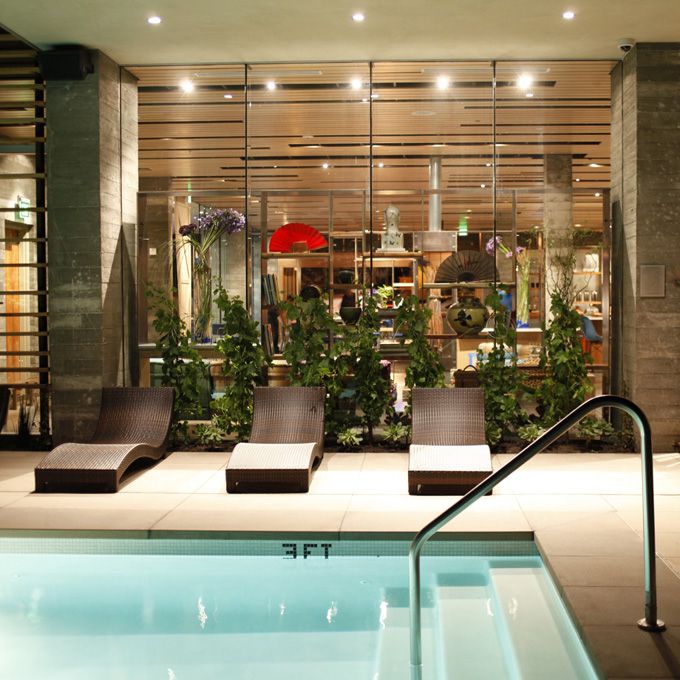 室内游泳池与椅子