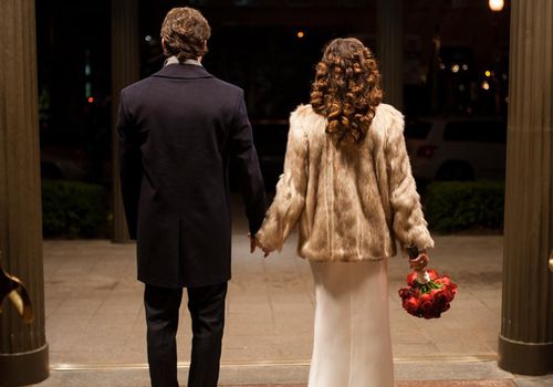 穿着夹克参加冬季婚礼的新娘和新郎