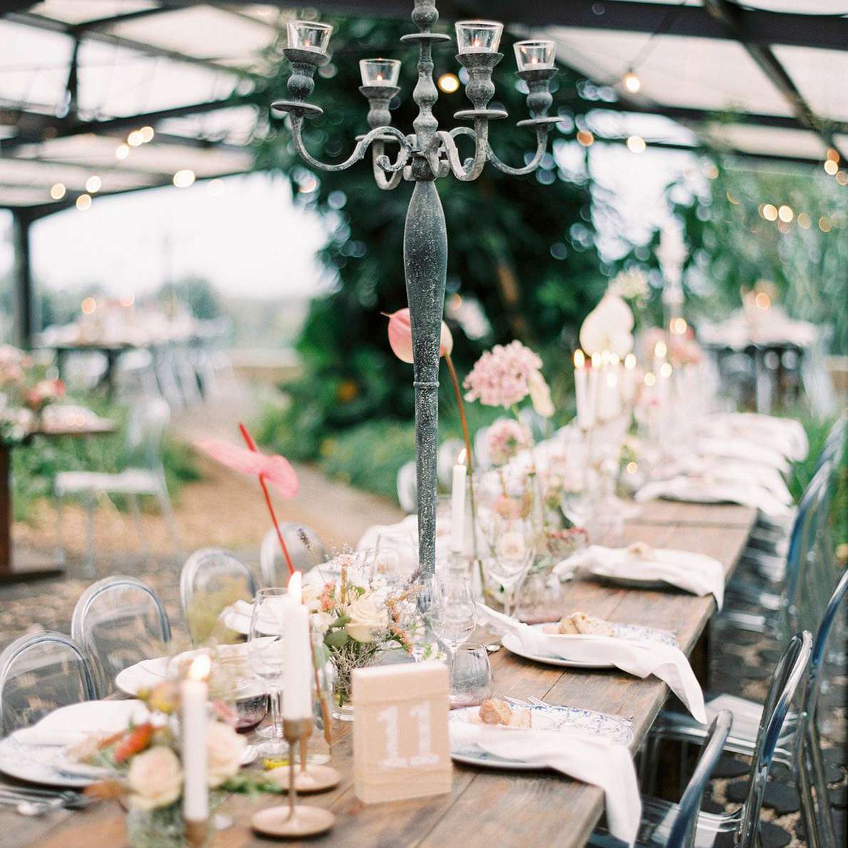 高大的烛台焦点