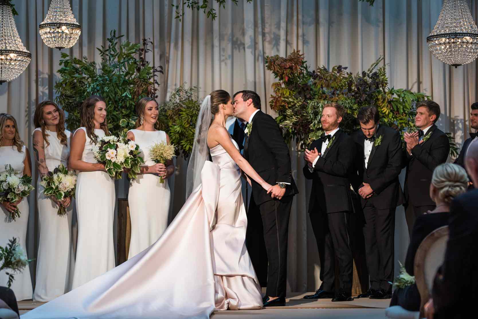 新婚夫妇互相亲吻