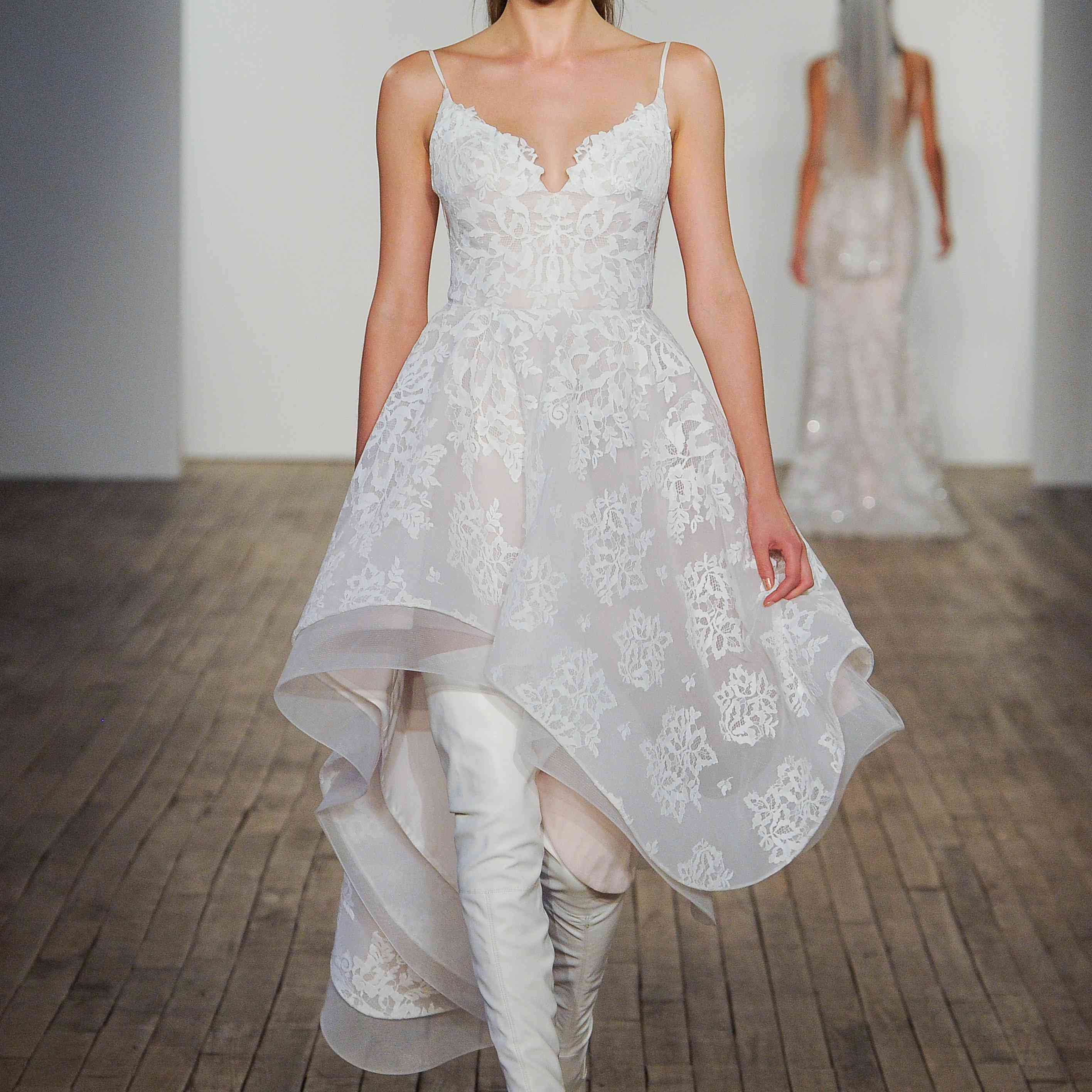 由海莉·佩奇设计的腮红婚纱