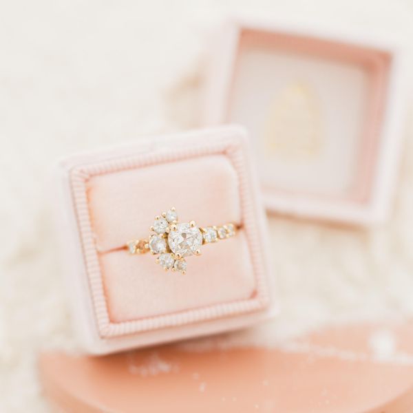 玫瑰金订婚戒指ld乐动官网