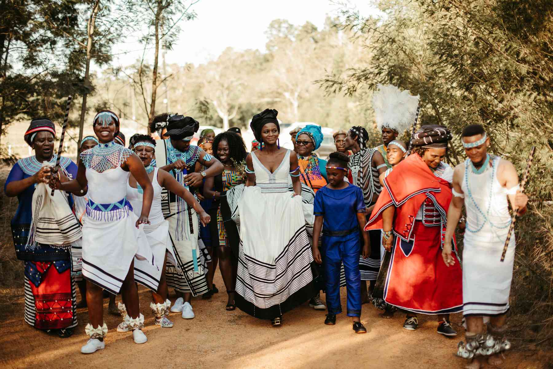 新娘和客人走路