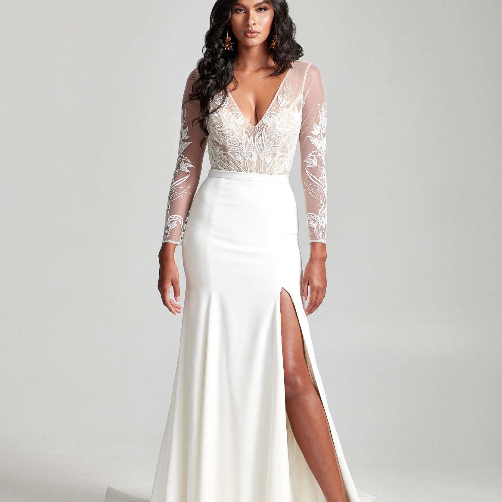 模特在蕾丝v领长袖上衣和裙与侧开叉