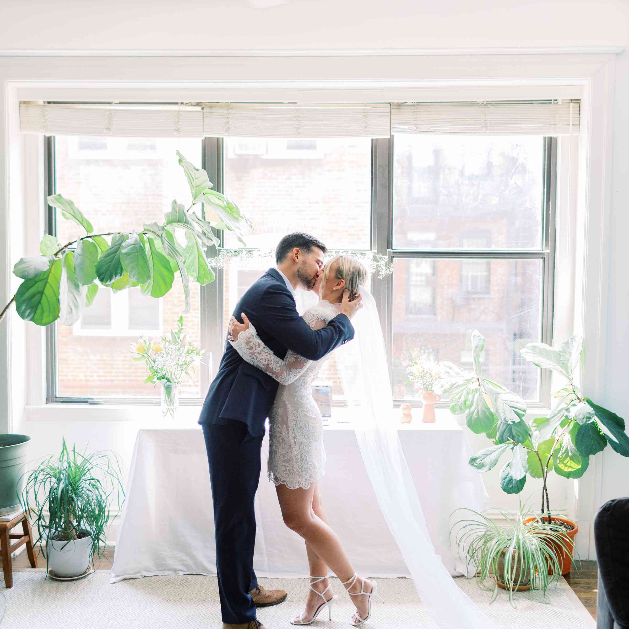 新郎和新娘接吻