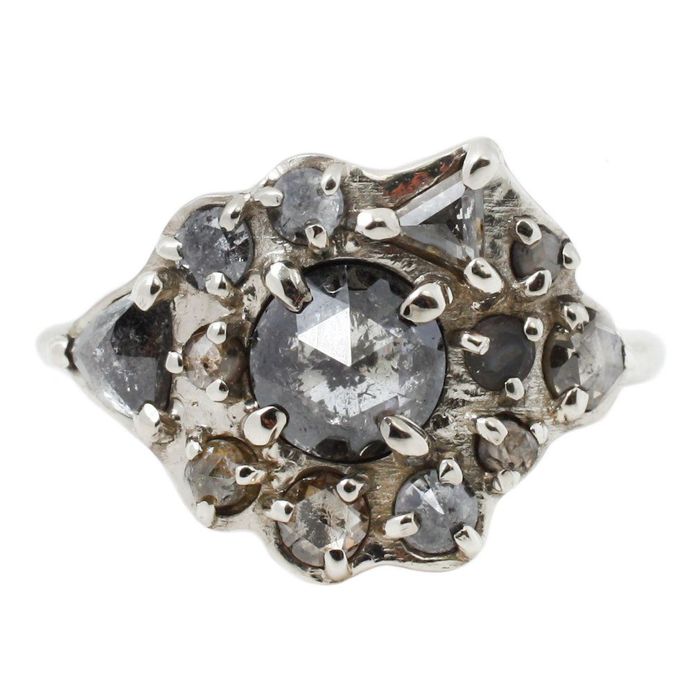 13颗不同切割的盐和胡椒宝石镶嵌在白金上