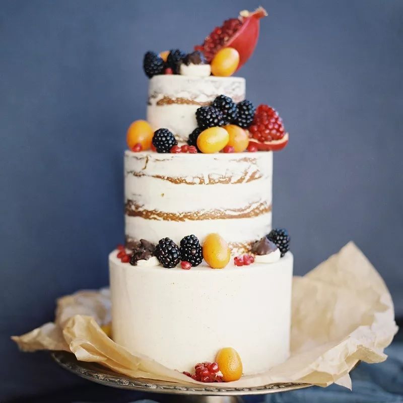 夏日浆果的裸体婚礼蛋糕
