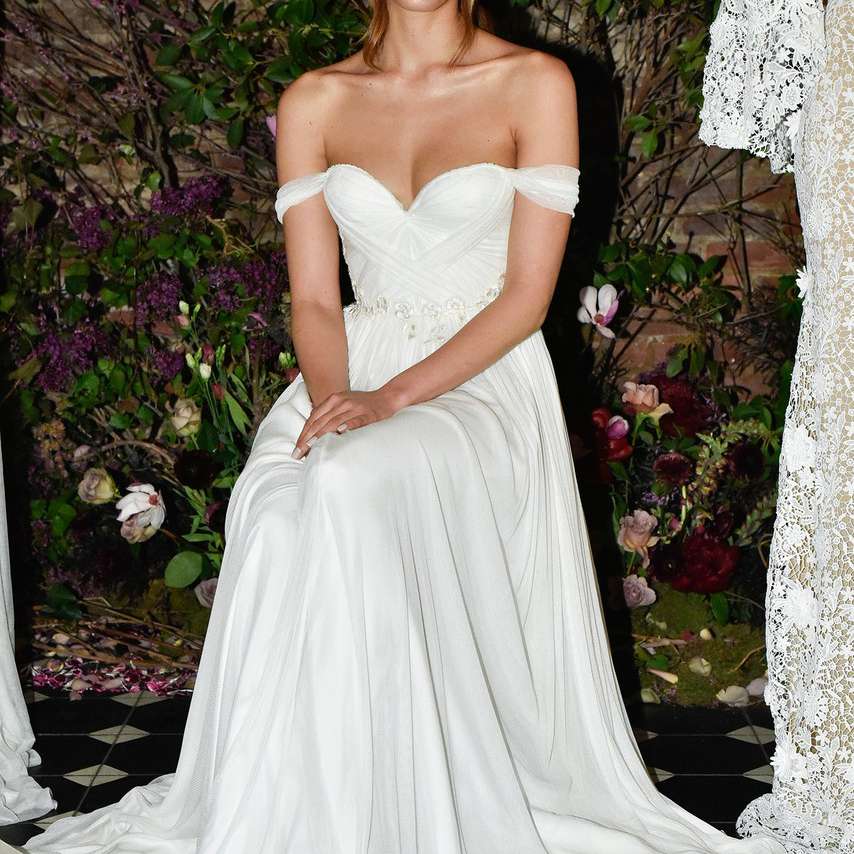 莎拉，七号露肩婚纱