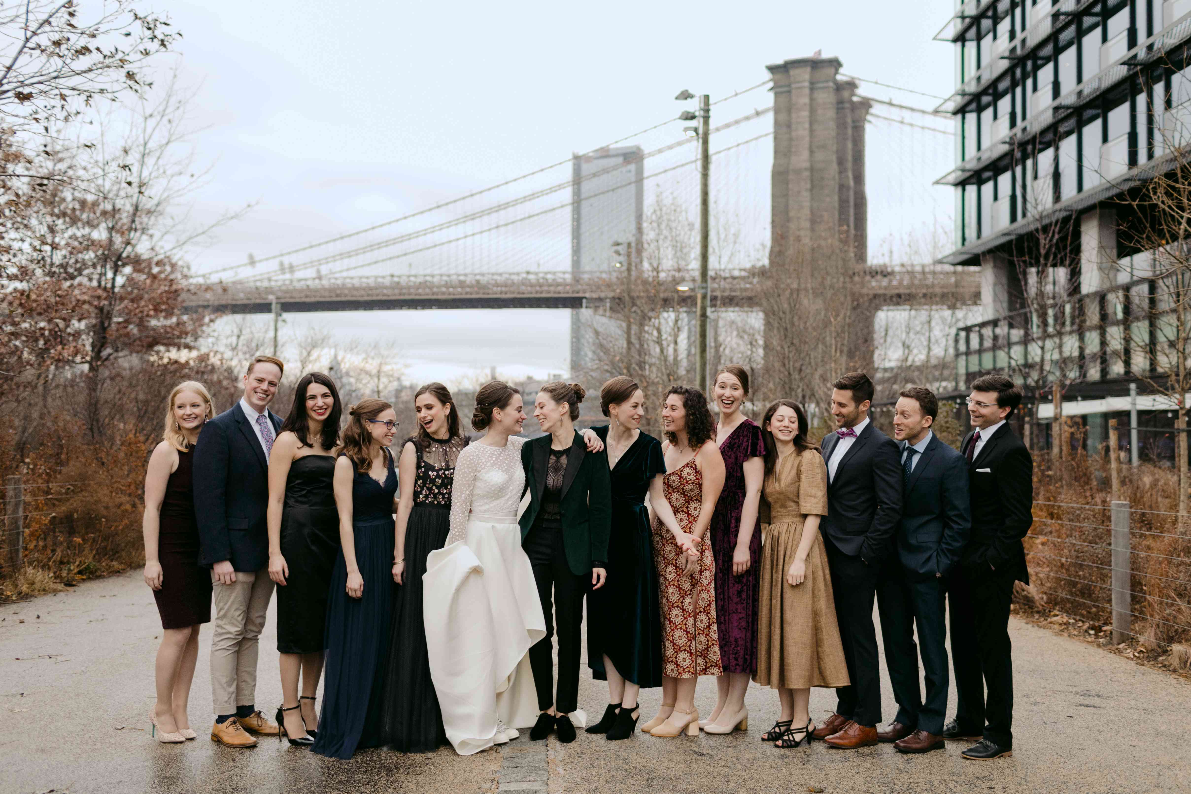 新娘和他们的婚礼派对“class=