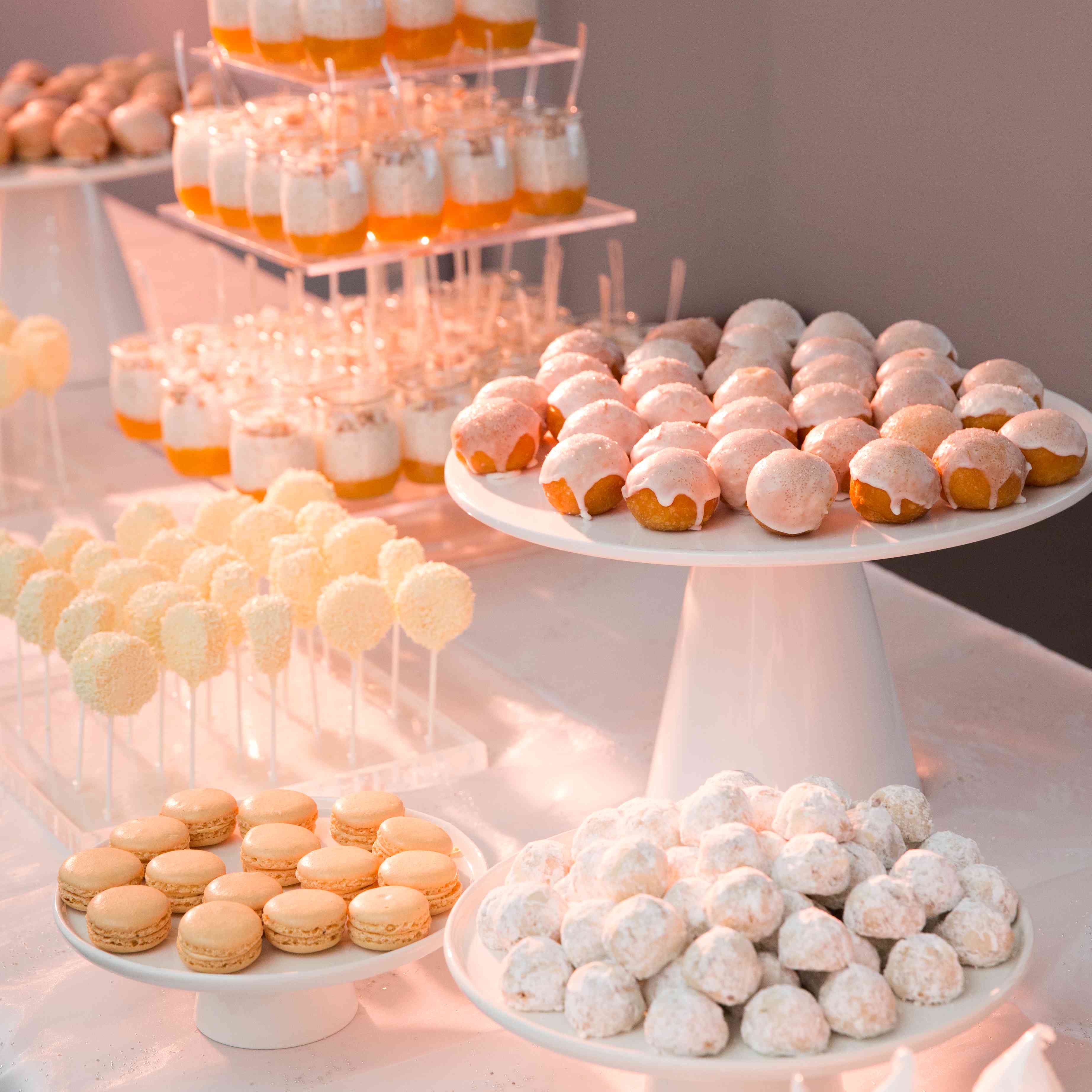 甜点吧，有杏仁饼干，饼干和甜甜圈