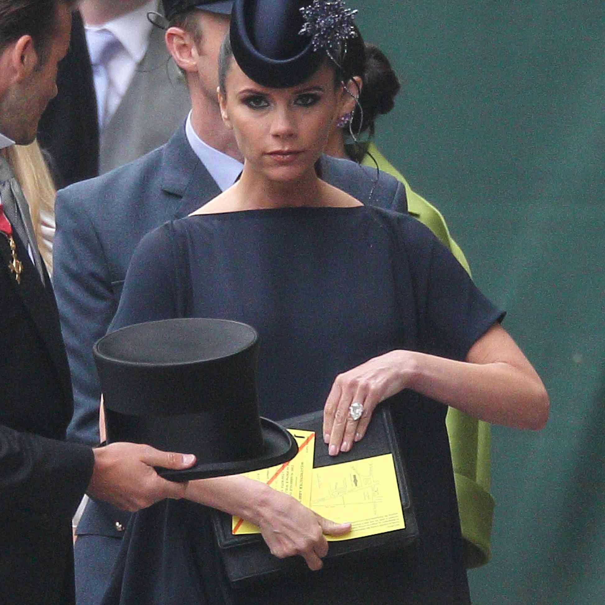 维多利亚·贝克汉姆到达参加威廉王子的皇家婚礼凯特米德尔顿