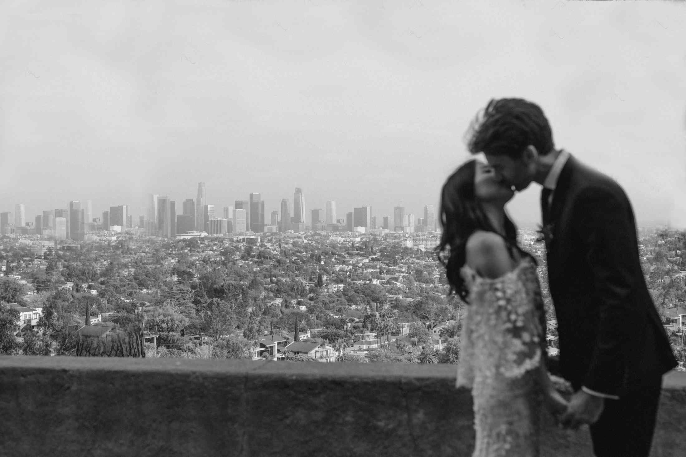 在天际线前接吻