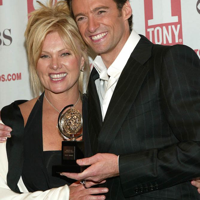 Deborra-Lee Furness和Hugh Jackman一起依偎在一起，为休自豪地拥有他的Tony奖。