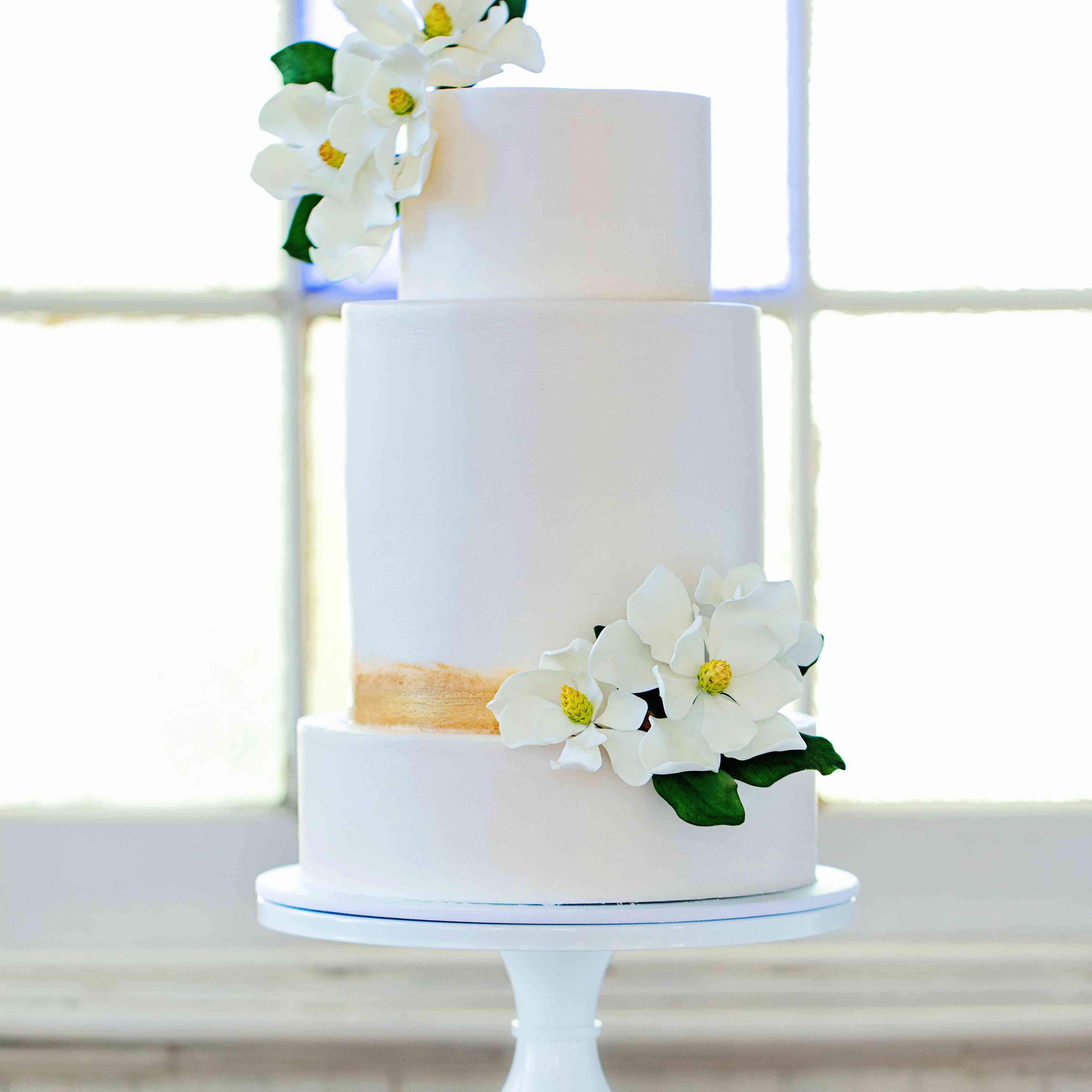 三层白色婚礼蛋糕与鲜花